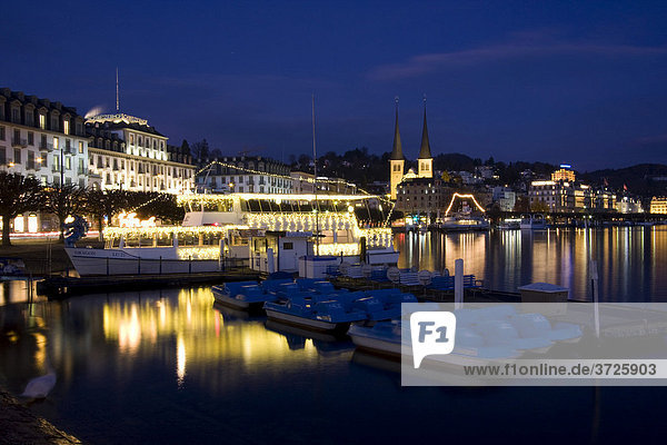 Schweizer Hofquai in Luzern am Abend mit Promenade  Luzern  Schweiz