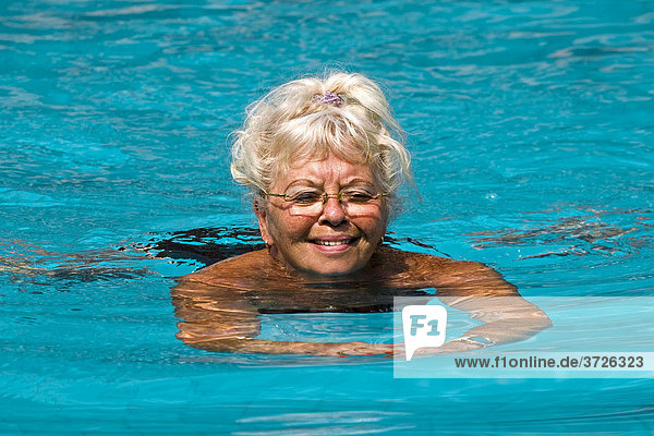 Aktive Seniorin beim Schwimmen