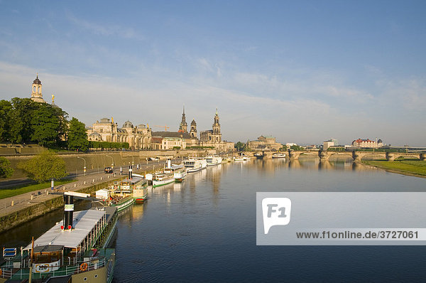 Blick über die Elbe auf barocke Altstadt  historische Kulisse  Brühlsche Terrasse  Schaufelraddampfer  Dresden  Sachsen  Deutschland