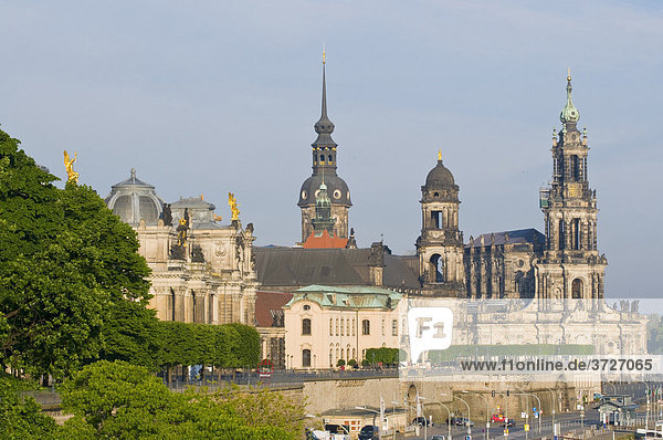 Blick über die Elbe auf barocke Altstadt  historische Kulisse  Brühlsche Terrasse  Dresden  Sachsen  Deutschland