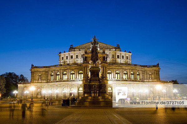 Theaterplatz mit Semperoper und König-Johann-Denkmal bei Dämmerung  Dresden  Sachsen  Deutschland