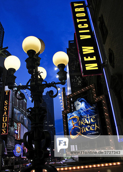 Leuchtreklame für das Musical Pirate Queen  Nähe Times Square-Broadway  New York  USA  Nordamerika