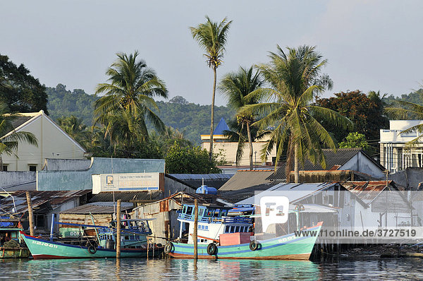 Fischerboote und idyllisches Fischerdorf mit einfachen bunten Holzhäusern und Palmen  Phu Quoc  Vietnam  Asien Holzhäuser