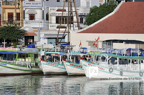 Fischerboote im Hafen des Fischerdorf Phu Quoc  Vietnam  Asien