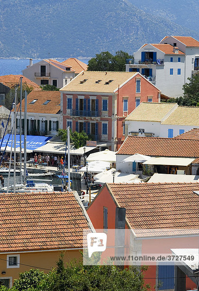 Bunte Häuser und Ziegeldächer in Fiscardo  Kefalonia  Präfektur Kefallinia und Ithaka  Ionische Inseln  Griechenland  Europa