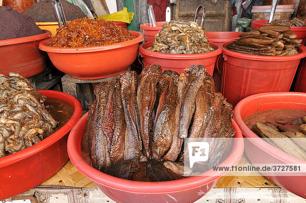 Trockenfisch und marinierter Fisch liegt in einer Plastikschüssel  Fischmarkt  Vinh Long  Mekongdelta  Vietnam  Asien