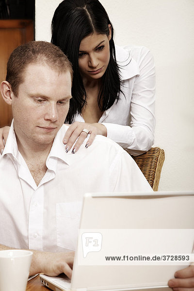 Junges Paar beim gemeinsamen Internetsurfen