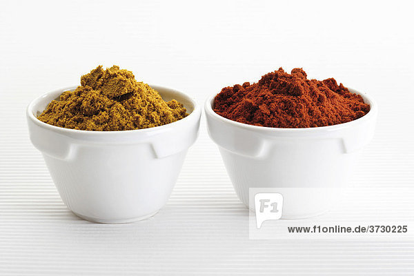 Gewürze im Porzellanschälchen  Currypulver  Paprikapulver