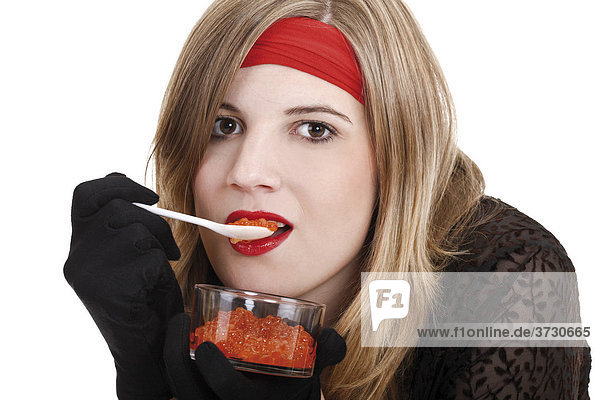 Junge Frau isst roten Kaviar