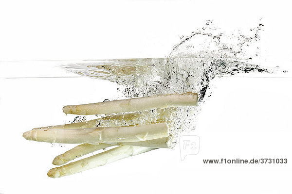 White asparagus in water