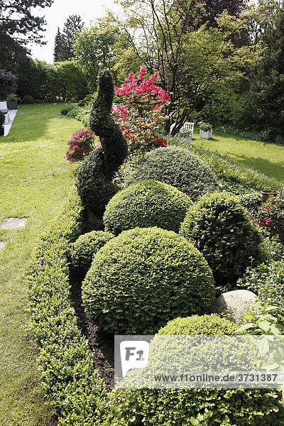 Sonnenuhr Und Bunte Straucher In Einer Rabatte In Einem Gestalteten Garten Quebec Kanada Property Release Nur Fur Bucher Kalender Zeitschriften Zeitungen Und Zur Redaktionellen Verwendung