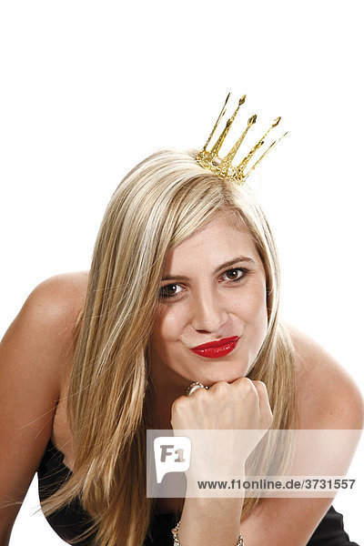 Junge Frau mit goldener Krone im Haar