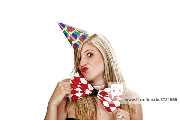 Junge Frau mit Partyhütchen und bunter Fliege