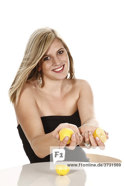 Junge Frau mit Zitronen
