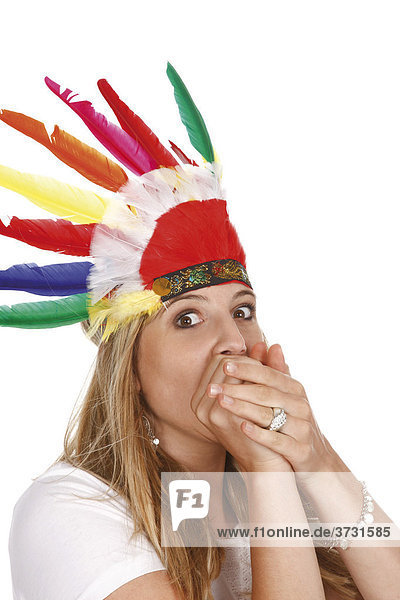 Junge Frau mit Karneval Kopfschmuck  Indianerfedern