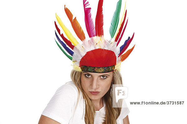 Junge Frau mit Karneval Kopfschmuck  Indianerfedern