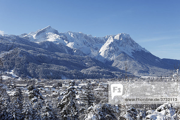 Wettersteingebirge mit Alpspitze  links  und Zugspitze  rechts  Blick über Garmisch-Partenkirchen  Werdenfelser Land  Oberbayern  Bayern  Deutschland