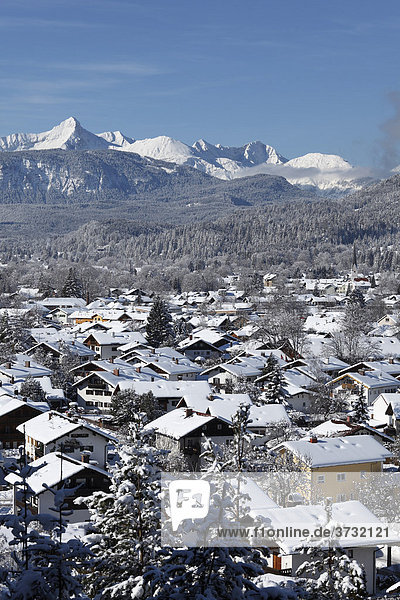 Blick über Garmisch-Partenkirchen  hinten: Lechtaler Alpen mit Daniel  links  Werdenfelser Land  Oberbayern  Bayern  Deutschland