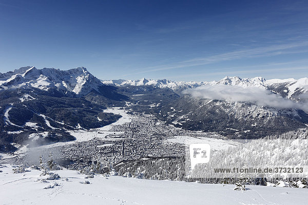 Garmisch-Partenkirchen  mit Zugspitze  links  und Kramer  rechts  Blick vom Wank  Werdenfelser Land  Oberbayern  Bayern  Deutschland
