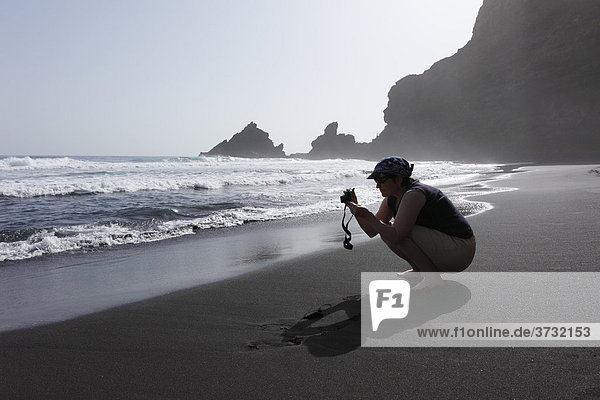 Frau fotografiert Wellen  Playa de Nogales  Puntallana  La Palma  Kanaren  Kanarische Inseln  Spanien