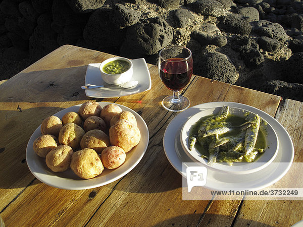 Tapas mit Rotwein  Papas arugadas und Boquerones  La Palma  Kanarische Inseln  Kanaren  Spanien