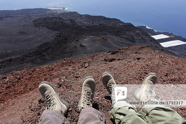 Füße mit Wanderschuhen  rastende Wanderer am Vulkan TeneguÌa  La Palma  Kanaren  Kanarische Inseln  Spanien  Europa