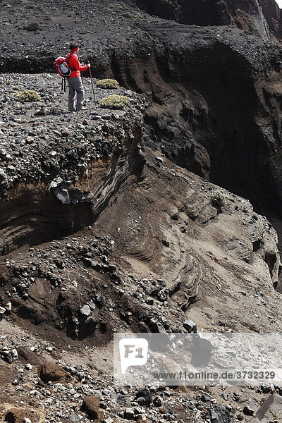 Frau mit Rucksack am Kraterrand  Vulkan Hoyo Negro  Ruta de los Volcanes  Vulkanroute  La Palma  Kanaren  Kanarische Inseln  Spanien  Europa