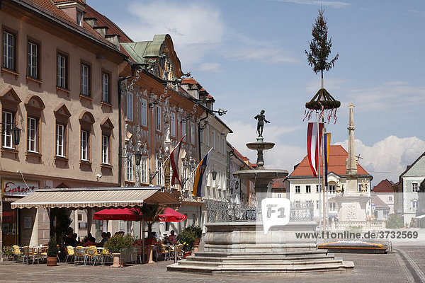 Hauptplatz in St. Veit an der Glan  Barockfassade von Rathaus und Brunnen mit Walther von der Vogelweide  Kärnten  Österreich  Europa