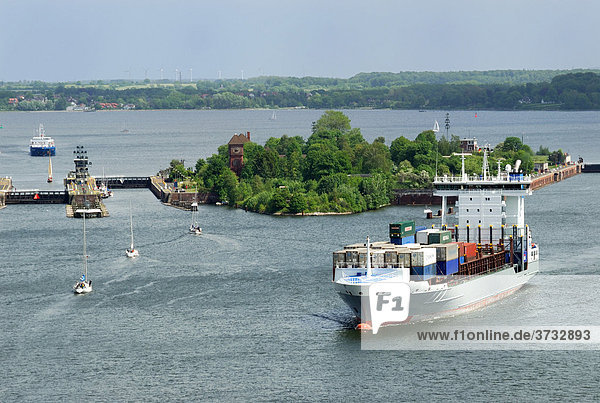 Schleuse Holtenau mit Containerschiff und Segelschiffen  Kiel  Schleswig-Holstein  Deutschland  Europa