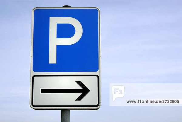 Verkehrsschild Parkplatz mit Richtungsangabe