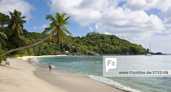 Eine einsame Bucht bei Baie Lazare  hinten die Che Batista Villas  Insel Mahe  Seychellen  Indischer Ozean  Afrika