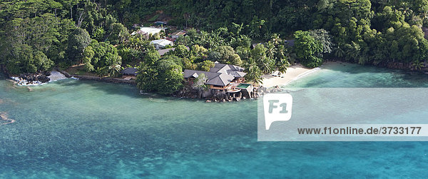 Eine Luxusvilla an der Küste vor dem Strand Grand Anse Aux Poules Blues  Insel Mahe  Seychellen  Indischer Ozean  Afrika