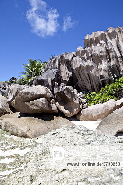 Einsamer Strand von Grand Anse mit den typischen Granitfelsen von La Digue  Insel La Digue  Seychellen  Indischer Ozean  Afrika