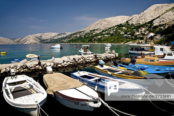 Fischerboote im Hafen von Stara Baska  Insel Krk  Kroatien