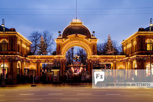 Weihnachtlich geschmückter Eingang zu den Tivoli-Gärten in Kopenhagen  Dänemark