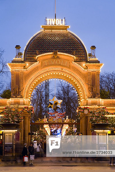 Weihnachtlich geschmückter Eingang zu den Tivoli-Gärten in Kopenhagen  Dänemark