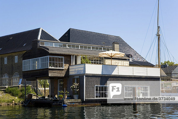 Modernes Hausboot im Hafen von Kopenhagen  Dänemark  Europa