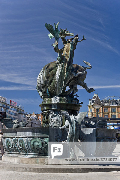 Drachenbrunnen auf dem Rathausplatz in Kopenhagen  Dänemark  Europa