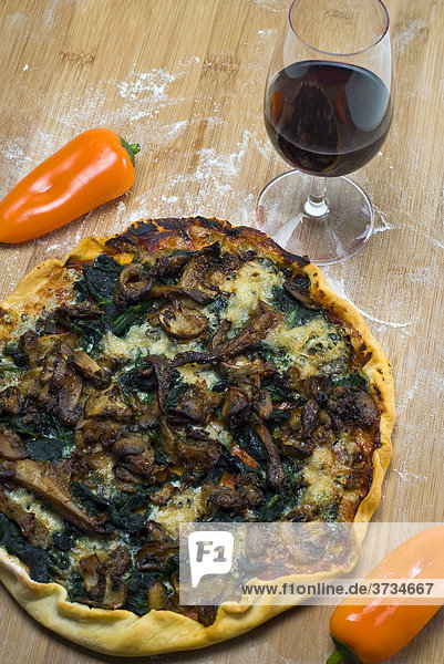 Selbstgemachte vegetarische Pizza mit Pilzen  Spinat und Gorgonzola