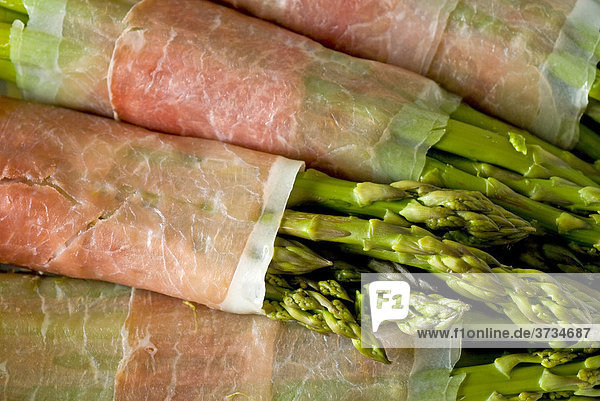 Grüner Spargel (Asparagus) mit Parmaschinken umwickelt