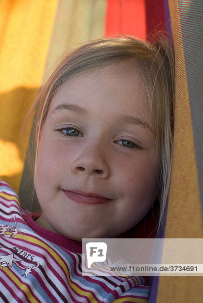Portrait eines Mädchens  6 Jahre  in einer Hängematte
