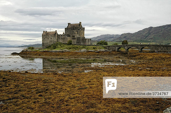 Eilean Donan Castle  Stammsitz des schottischen Clans der Macrae  in der Nähe von Dornie  Schottland  Großbritannien  Europa