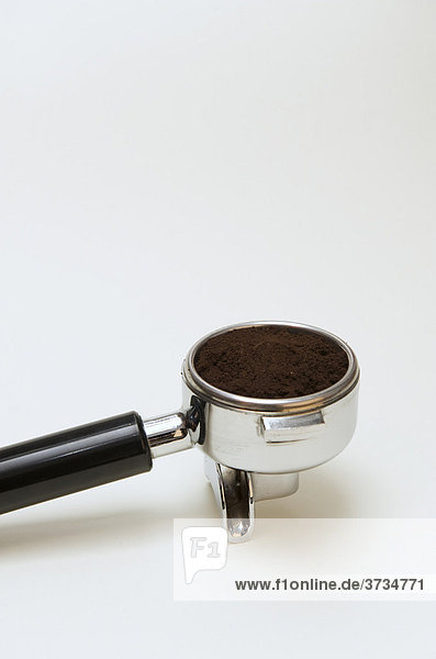 Professionelle Zubereitung von Espresso mit einer Siebträgermaschine: Siebträger ist mit frisch gemahlenem Kaffee gefüllt