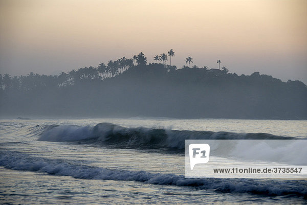 Wellen vor dem Sonnenaufgang  Talalla bei Dondra  Indischer Ozean  Ceylon  Sri Lanka  Südasien  Asien