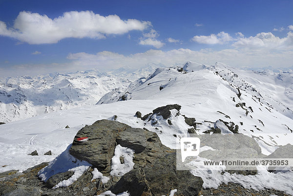 Wegmarkierung einer Skitourenroute auf metamorphem Urgestein mit Spuren im Schnee  hinten Zillertaler Hauptkamm  Glungezer Tuxer  Voralpen  Tirol  Österreich