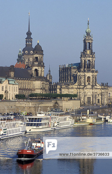 Skyline mit Schloss und Hofkirche Fluss Elbe Schiff Dresden Sachsen Deutschland Europa