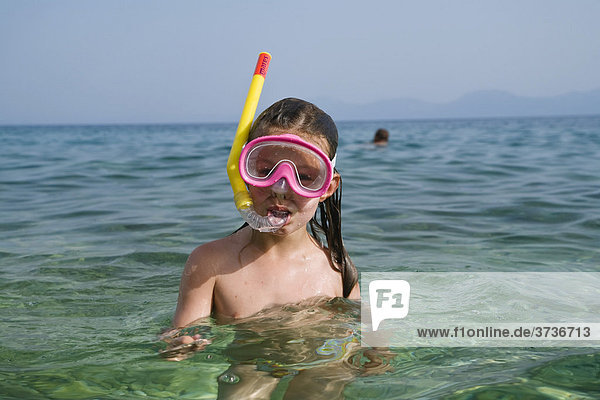 Mädchen mit Taucherbrille und Schnorchel  6 Jahre  Makarska  Dalmatien  Kroatien  Europa