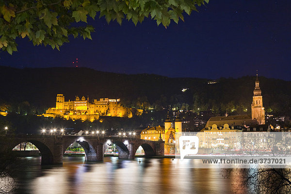 Heidelberger Altstadt bei Nacht mit Alter Brücke und Schloss am Neckar  Heidelberg  Baden-Württemberg  Deutschland  Europa