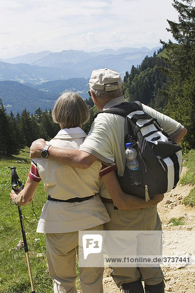 Älteres Paar genießt Aussicht beim Wandern  Berge  Rucksack  Wanderstöcke  Hochgrat  Deutschland  Europa