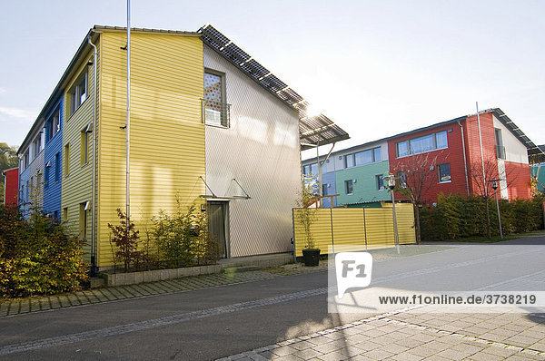 Passivhäuser mit Solarzellen und bunter Holzfassade  Vauban  Freiburg  Baden-Württemberg  Deutschland